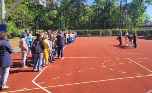 Kinder auf dem Sportplatz